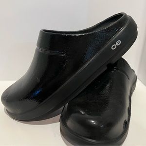 Oofos Recovery Clogs. M7-W9. EU 40. Black Patent